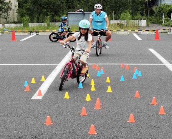 補助輪外しの極秘テクを東京車連が伝授 新橋駅近くで Pressports