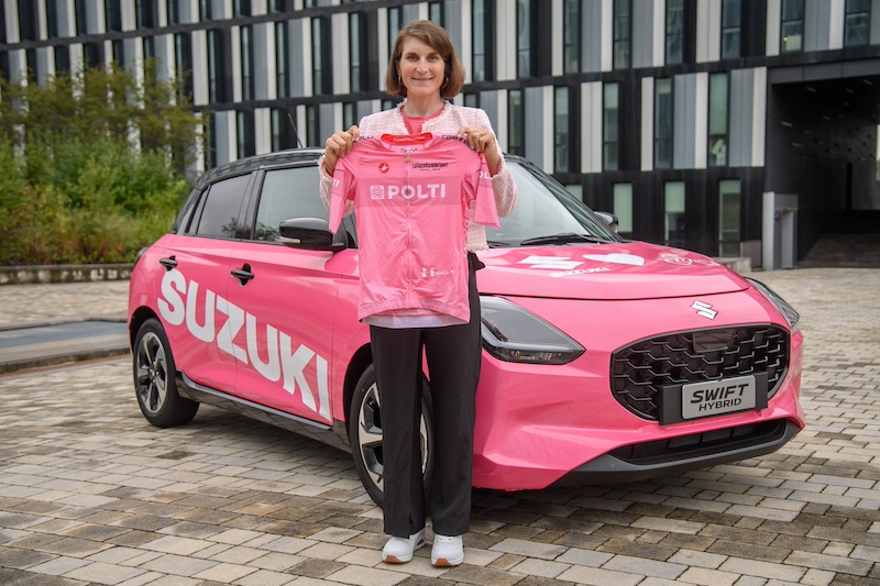 ピンク色のスズキ・スイフトをプレゼントされたイタリア人女性は